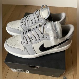 Nike AIR JORDAN 1 LOW GOLF
"Wolf Grey"